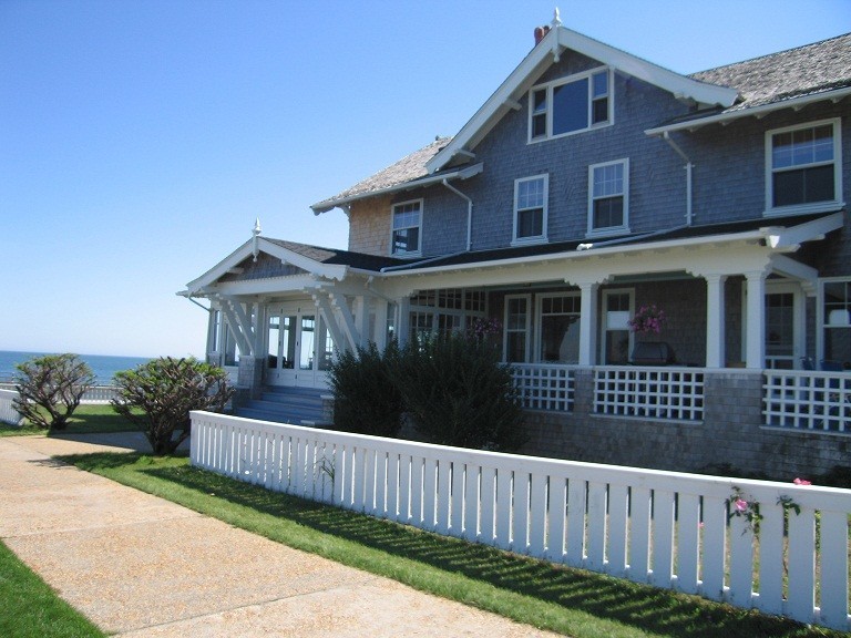 For Lease 101 Ocean Ave., Oak Bluffs, MA 02557 7 Beds / 4 Full Baths / 1 Half Bath Oak