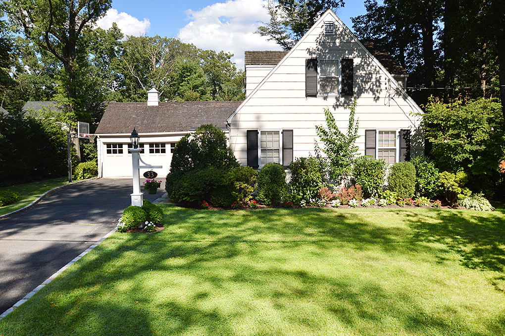 Sold 33 Glen Oaks Avenue, Summit, NJ 07901 4 Beds / 3 Full Baths