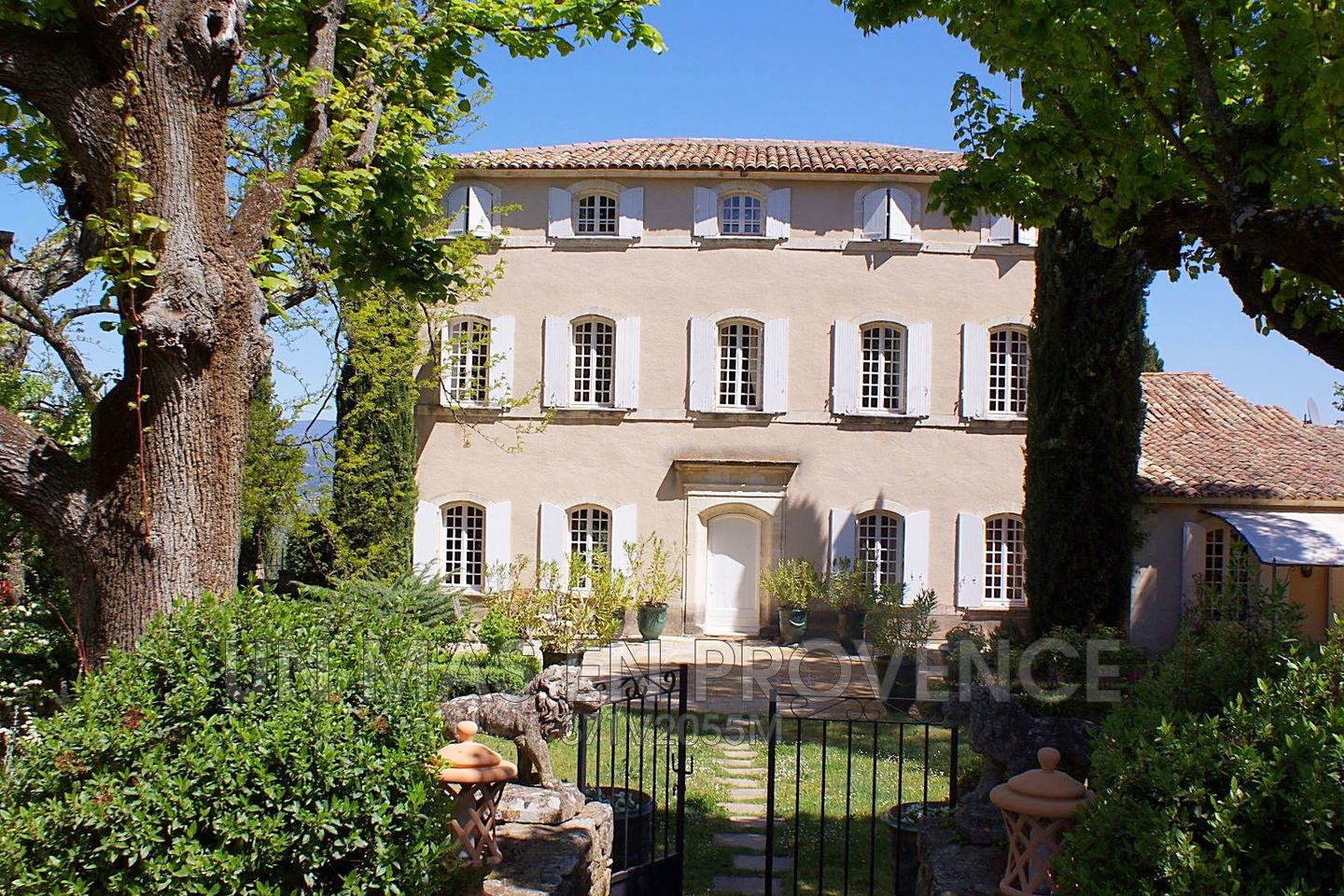 For Sale Luxurious Property In Bonnieux, ProvenceAlpesCôte d'Azur