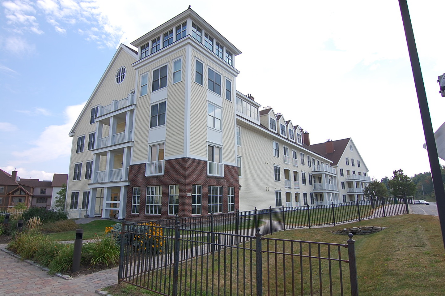 LTH4 2 Bedroom 2 bath Long Trail House Beautifully Updated And