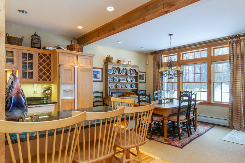 SBR3 Trailside 4 BR Condo Ski Directly On And Off Old Log Road